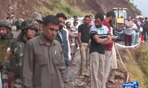 पुंछ में भूस्खलन से सैकड़ों वाहन फंसे, BRO ने 5 घंटे बाद NH-144 बहाल किया पुंछ में भूस्खलन से सैकड़ों वाहन फंसे, BRO ने 5 घंटे बाद NH-144 बहाल किया