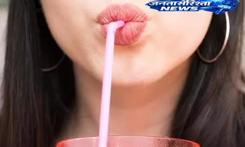 Straw से पानी पीना कितना सही? फायदे और नुकसान
