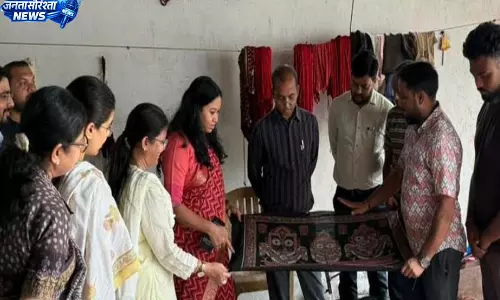 कलेक्टर ने बुनकरों के केंद्र जाकर किया हथकरघा कला को प्रोत्साहन कलेक्टर ने बुनकरों के केंद्र जाकर किया हथकरघा कला को प्रोत्साहन