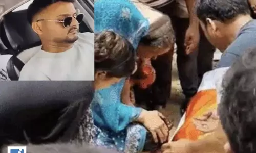 पति की उंगली से मांग में भरा आखिरी सिंदूर... फिर फूट-फूटकर रो पड़ी पत्नी, घर लौटीं सिर्फ अर्थियां पति की उंगली से मांग में भरा आखिरी सिंदूर... फिर फूट-फूटकर रो पड़ी पत्नी, घर लौटीं सिर्फ अर्थियां