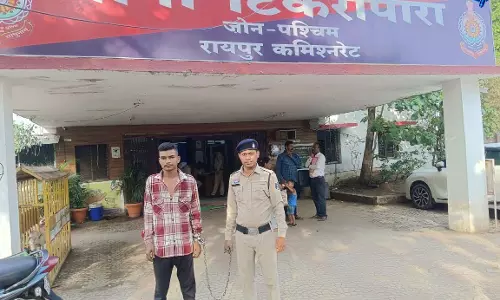 दुर्घटनाग्रस्त स्कॉर्पियो से चोरी करने वाला आरोपी और नाबालिग पकड़ा गया दुर्घटनाग्रस्त स्कॉर्पियो से चोरी करने वाला आरोपी और नाबालिग पकड़ा गया