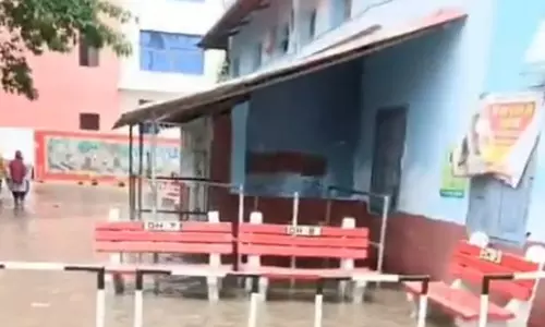 बिहार: एक घंटे की बारिश से सासाराम सदर अस्पताल में भरा पानी, आलोचनाओं का सिलसिला शुरू