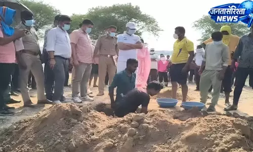 जहरीली शराब से 8 मौतों का मामला गहराया, जांच के लिए कब्र से निकाला गया शव जहरीली शराब से 8 मौतों का मामला गहराया, जांच के लिए कब्र से निकाला गया शव