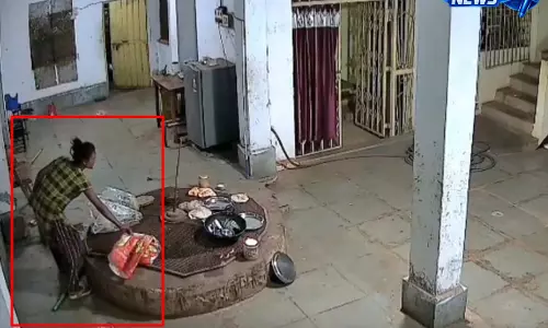 राम मंदिर में चोरी, सीसीटीवी में कैद हुईं दो महिलाएं राम मंदिर में चोरी, सीसीटीवी में कैद हुईं दो महिलाएं