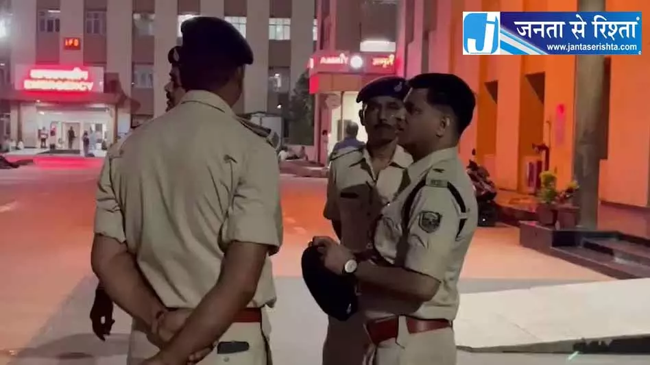 पुलिस टीम पर फायरिंग, फोर्स लेकर अपराधियों के अड्डे पर पहुंचे थे अफसर पुलिस टीम पर फायरिंग, फोर्स लेकर अपराधियों के अड्डे पर पहुंचे थे अफसर