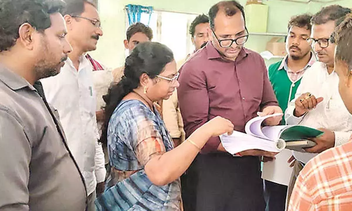कलेक्टर ने फर्टिलाइज़र ऐप के कामकाज का निरीक्षण किया। कलेक्टर ने फर्टिलाइज़र ऐप के कामकाज का निरीक्षण किया।