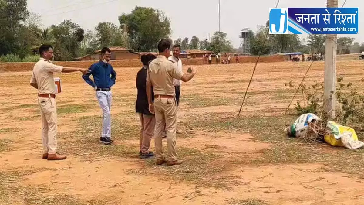बिजली खंभे के पास बोरियों में मिली लाश, डॉग स्क्वायड लेकर पहुंची पुलिस बिजली खंभे के पास बोरियों में मिली लाश, डॉग स्क्वायड लेकर पहुंची पुलिस