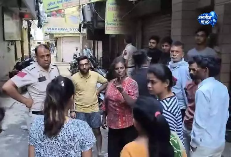 Delhi अग्निकांड: परिवार बचाते हुए व्यक्ति की मौत Delhi अग्निकांड: परिवार बचाते हुए व्यक्ति की मौत