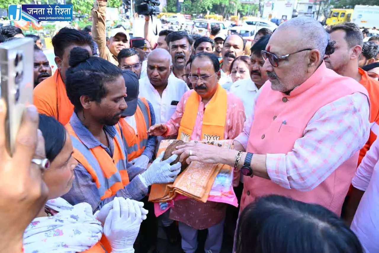 रायपुर में सफाई कर्मियों से मिले केंद्रीय मंत्री गिरिराज सिंह, डॉ भीमराव अंबेडकर की प्रतिमा पर किया माल्यापर्ण रायपुर में सफाई कर्मियों से मिले केंद्रीय मंत्री गिरिराज सिंह, डॉ भीमराव अंबेडकर की प्रतिमा पर किया माल्यापर्ण