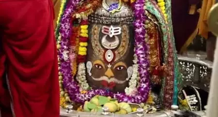 बाबा महाकाल का रजत आभूषण, बेलपत्र और रुद्राक्ष की माला से भव्य श्रृंगार बाबा महाकाल का रजत आभूषण, बेलपत्र और रुद्राक्ष की माला से भव्य श्रृंगार
