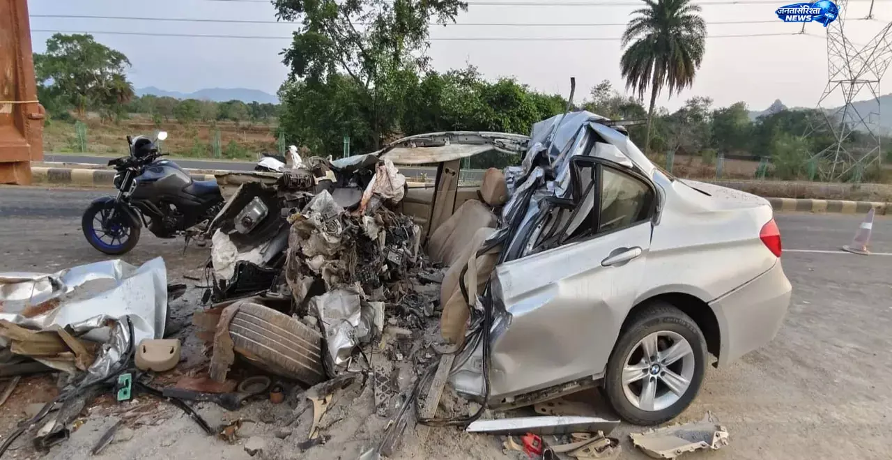 कालाहांडी में BMW और हाइवा ट्रक की भीषण टक्कर, दो लोगों की मौत