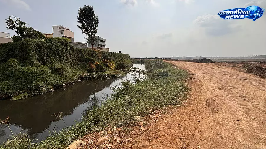 Bengaluru : सीगेहल्ली झील में प्लास्टिक बैरियर फेल, रखरखाव की कमी पर उठे सवाल Bengaluru : सीगेहल्ली झील में प्लास्टिक बैरियर फेल, रखरखाव की कमी पर उठे सवाल