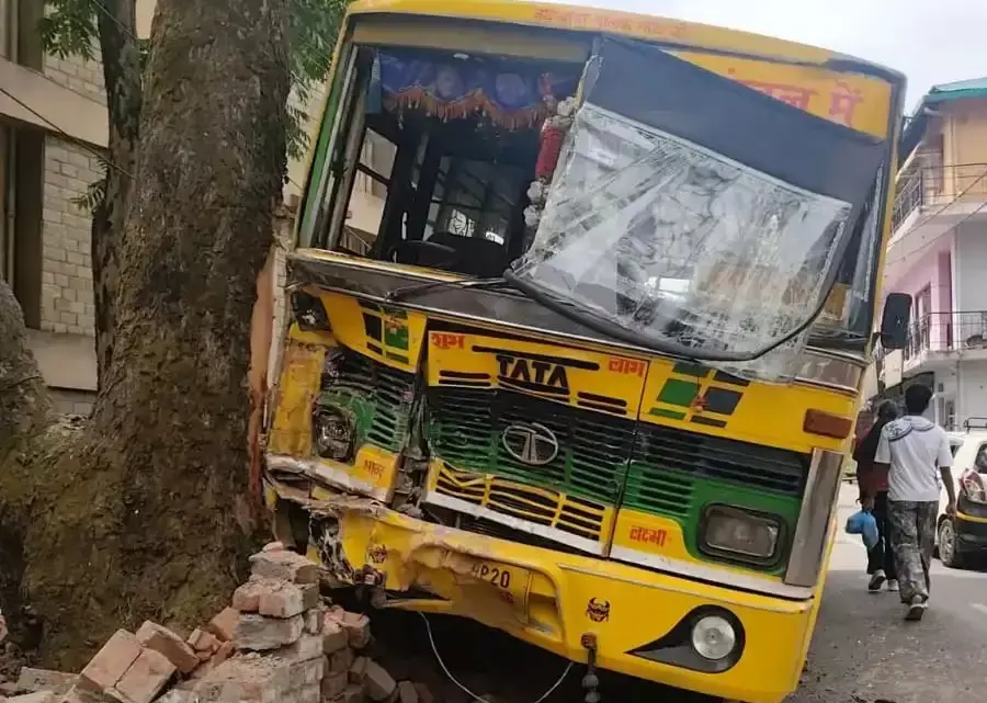Dharamshala: डीसी ऑफिस की दीवार से टकराई बस, कई यात्री चोटिल Dharamshala: डीसी ऑफिस की दीवार से टकराई बस, कई यात्री चोटिल