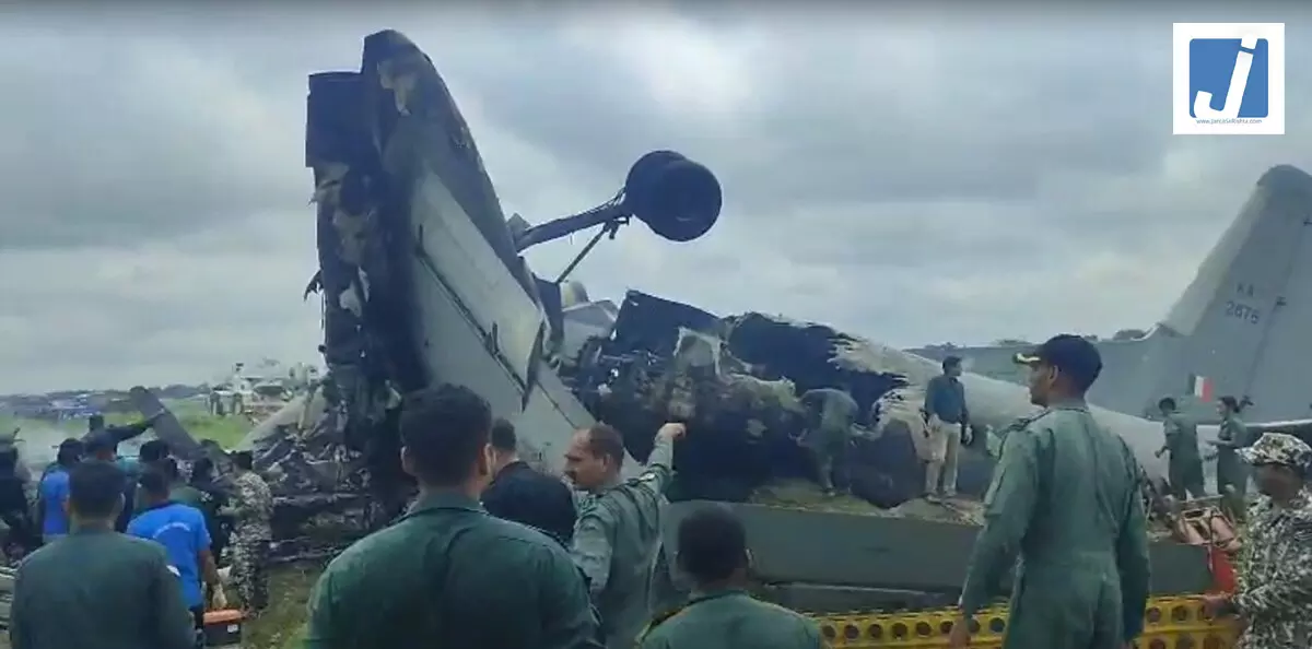 भारतीय वायुसेना का विमान क्रैश, AN-32 में लगी आग भारतीय वायुसेना का विमान क्रैश, AN-32 में लगी आग