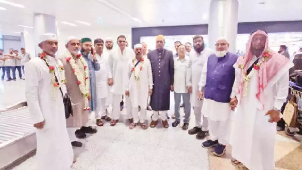 Telangana: हज यात्रियों का पहला जत्था हैदराबाद लौटा Telangana: हज यात्रियों का पहला जत्था हैदराबाद लौटा