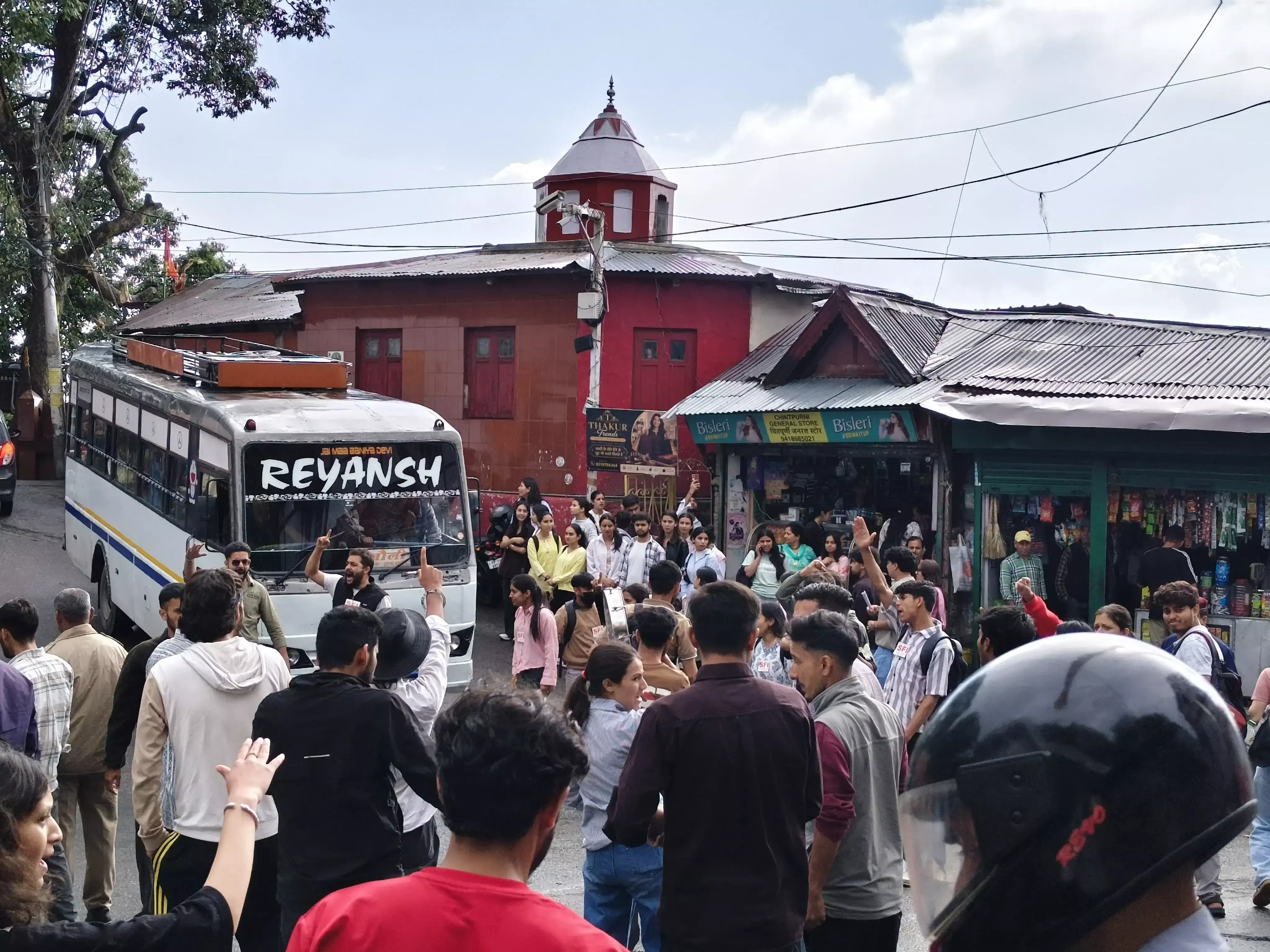 Shimla: फीस वृद्धि के खिलाफ हिमाचल विश्वविद्यालय में एसएफआई का विरोध