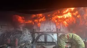 Jaipur: अग्निकांड के बाद सील फैक्ट्री से धुआं निकलने पर मचा बवाल