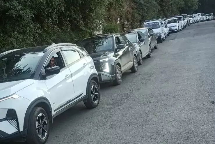 Shimla: शिमला में पर्यटकों की भारी भीड़, सड़कों पर रेंगता रहा यातायात Shimla: शिमला में पर्यटकों की भारी भीड़, सड़कों पर रेंगता रहा यातायात