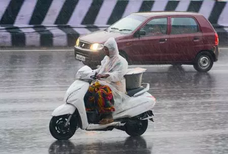 तमिलनाडु में तीन दिनों तक बारिश और तेज हवाएं चलने की संभावना तमिलनाडु में तीन दिनों तक बारिश और तेज हवाएं चलने की संभावना