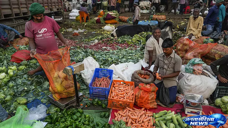 मई में खुदरा महंगाई बढ़कर 3.93%, खाने-पीने और ईंधन की कीमतों ने बढ़ाया दबाव मई में खुदरा महंगाई बढ़कर 3.93%, खाने-पीने और ईंधन की कीमतों ने बढ़ाया दबाव