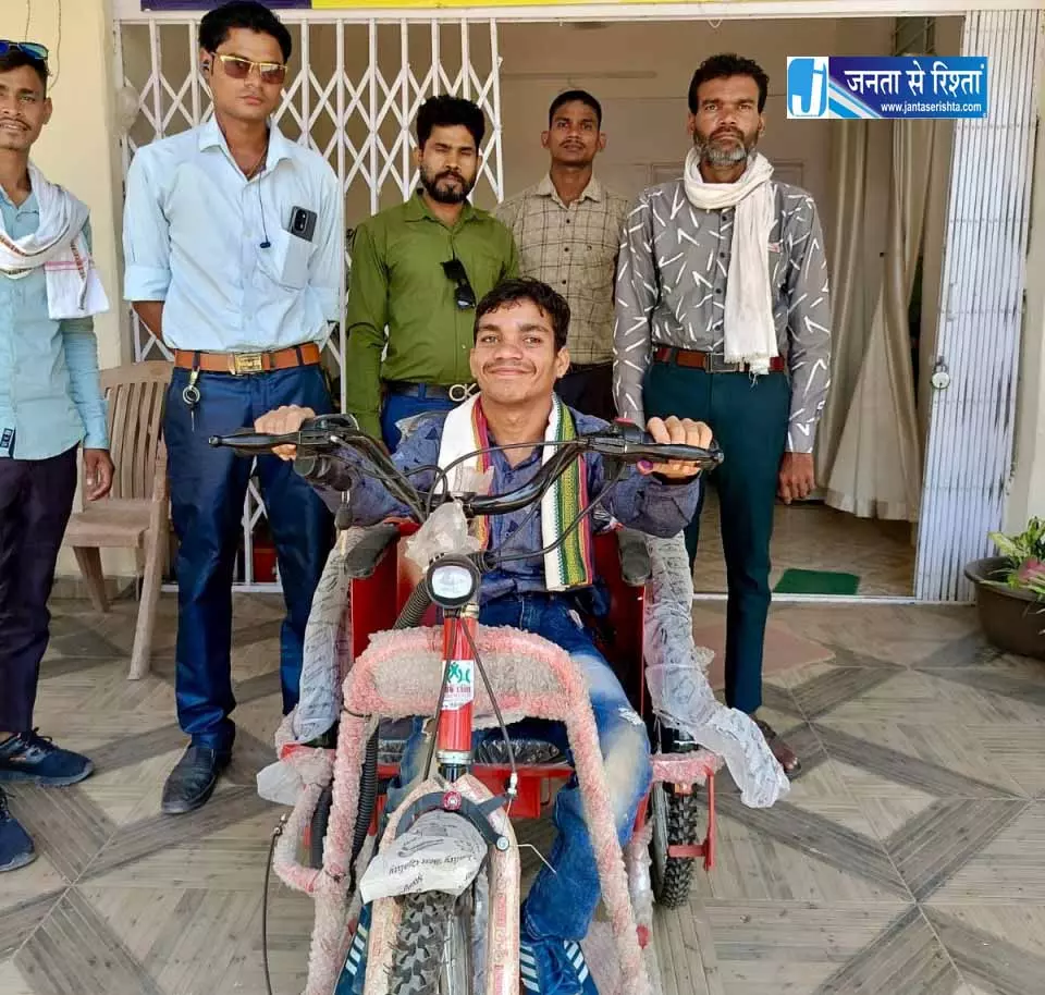 दिव्यांग मनुराज को मिला संबल, मोटराइज्ड ट्राईसाइकिल से अब शिक्षा की राह होगी आसान दिव्यांग मनुराज को मिला संबल, मोटराइज्ड ट्राईसाइकिल से अब शिक्षा की राह होगी आसान