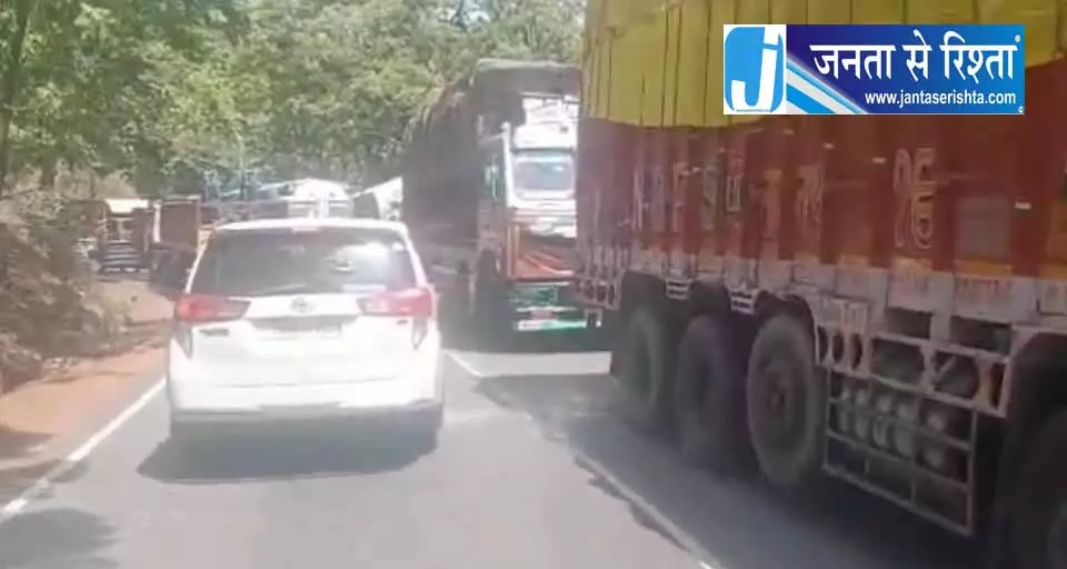 ट्रक में लोड मशीन सड़क में गिरा, चिल्फी घाटी की घटना ट्रक में लोड मशीन सड़क में गिरा, चिल्फी घाटी की घटना