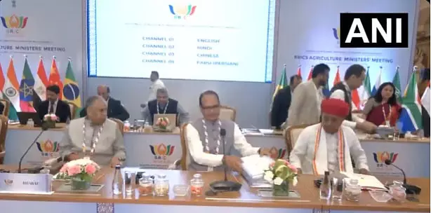इंदौर में BRICS कृषि सम्मेलन का समापन, केंद्रीय मंत्री शिवराज सिंह चौहान ने किया पौधारोपण इंदौर में BRICS कृषि सम्मेलन का समापन, केंद्रीय मंत्री शिवराज सिंह चौहान ने किया पौधारोपण