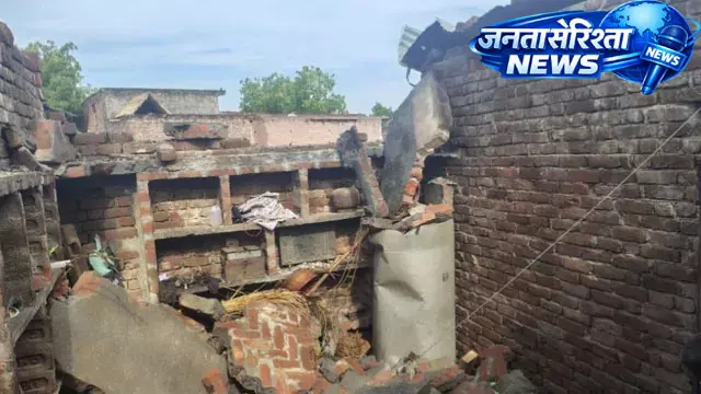 UP : आंधी-बारिश में मकान गिरा, 3 की मौत, 3 बच्चे घायल UP : आंधी-बारिश में मकान गिरा, 3 की मौत, 3 बच्चे घायल