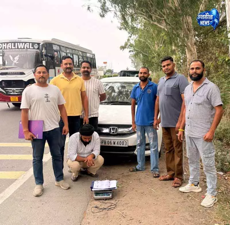 कार के स्टीयरिंग व्हील से हेरोइन ज़ब्त; Punjab का सरगना गिरफ़्तार कार के स्टीयरिंग व्हील से हेरोइन ज़ब्त; Punjab का सरगना गिरफ़्तार
