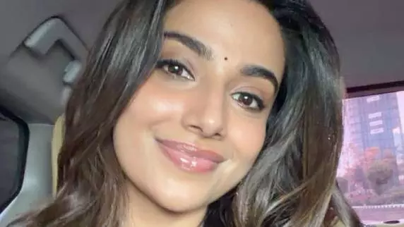 Meenakshi Chaudhary ने फर्जी व्यक्ति को लेकर जनता को चेताया Meenakshi Chaudhary ने फर्जी व्यक्ति को लेकर जनता को चेताया