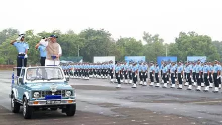 Rajnath Singh ने डुंडीगल एयर फ़ोर्स एकेडमी में परेड का जायजा लिया Rajnath Singh ने डुंडीगल एयर फ़ोर्स एकेडमी में परेड का जायजा लिया