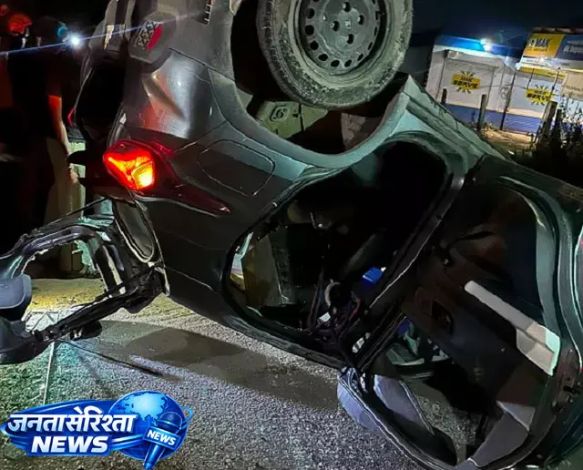 Raipurrani-बरवाला मार्ग पर कार पलटी, राहगीरों ने शीशे तोड़कर यात्रियों की बचाई जान Raipurrani-बरवाला मार्ग पर कार पलटी, राहगीरों ने शीशे तोड़कर यात्रियों की बचाई जान