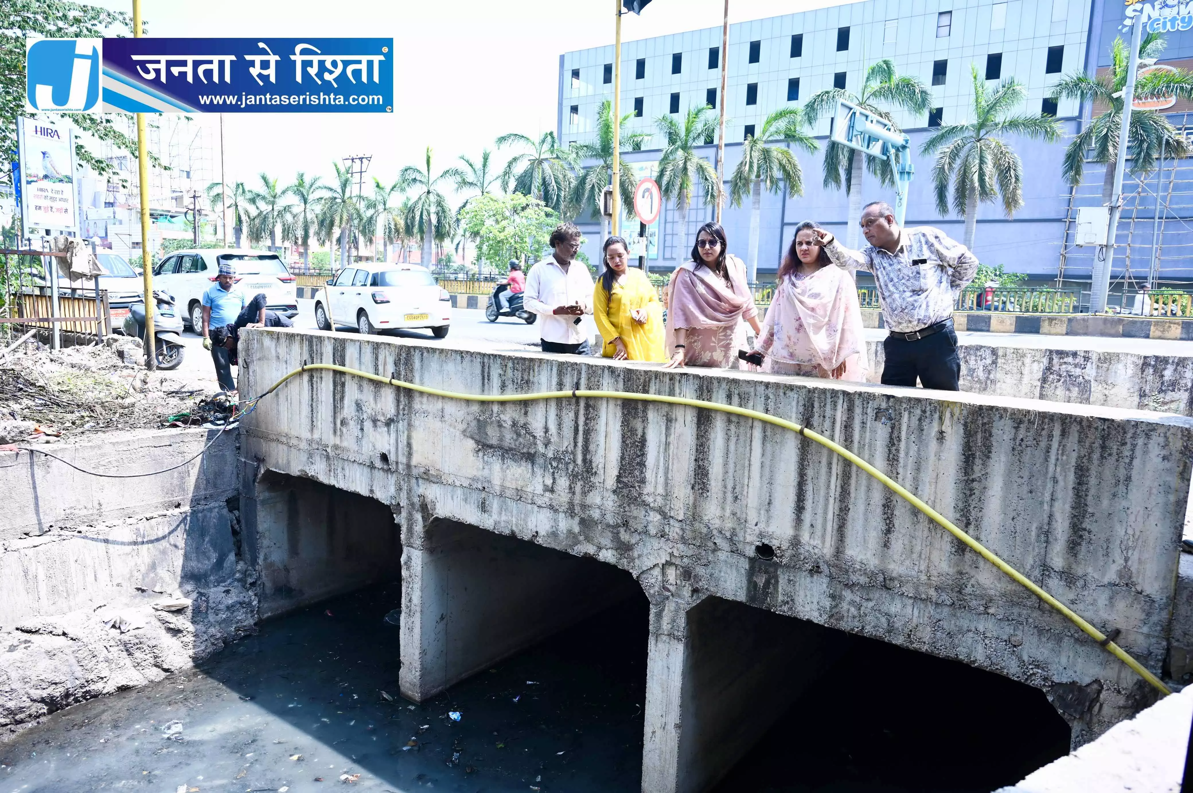 मेयर मीनल चौबे ने पंडरी कपड़ा बाजार की सफाई व्यवस्था देखी मेयर मीनल चौबे ने पंडरी कपड़ा बाजार की सफाई व्यवस्था देखी