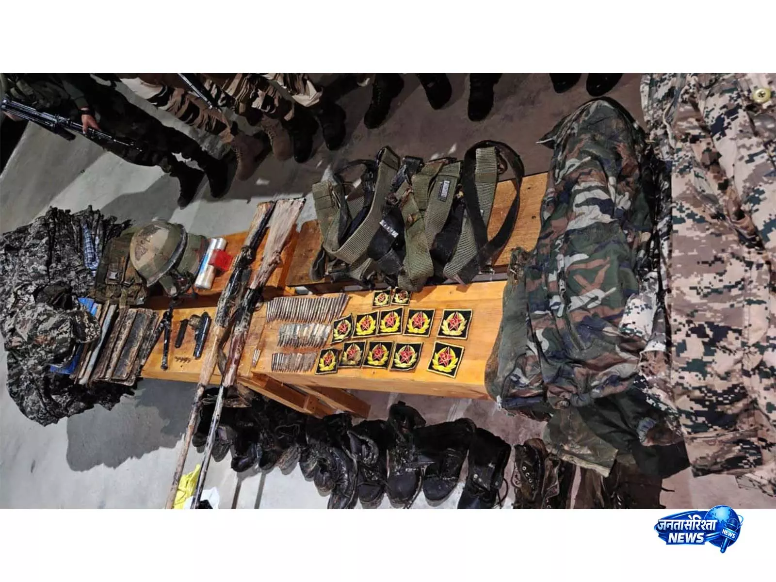 Assam Rifles और पुलिस ने मणिपुर के काकचिंग में युद्ध जैसे सामान का बड़ा जखीरा बरामद किया Assam Rifles और पुलिस ने मणिपुर के काकचिंग में युद्ध जैसे सामान का बड़ा जखीरा बरामद किया