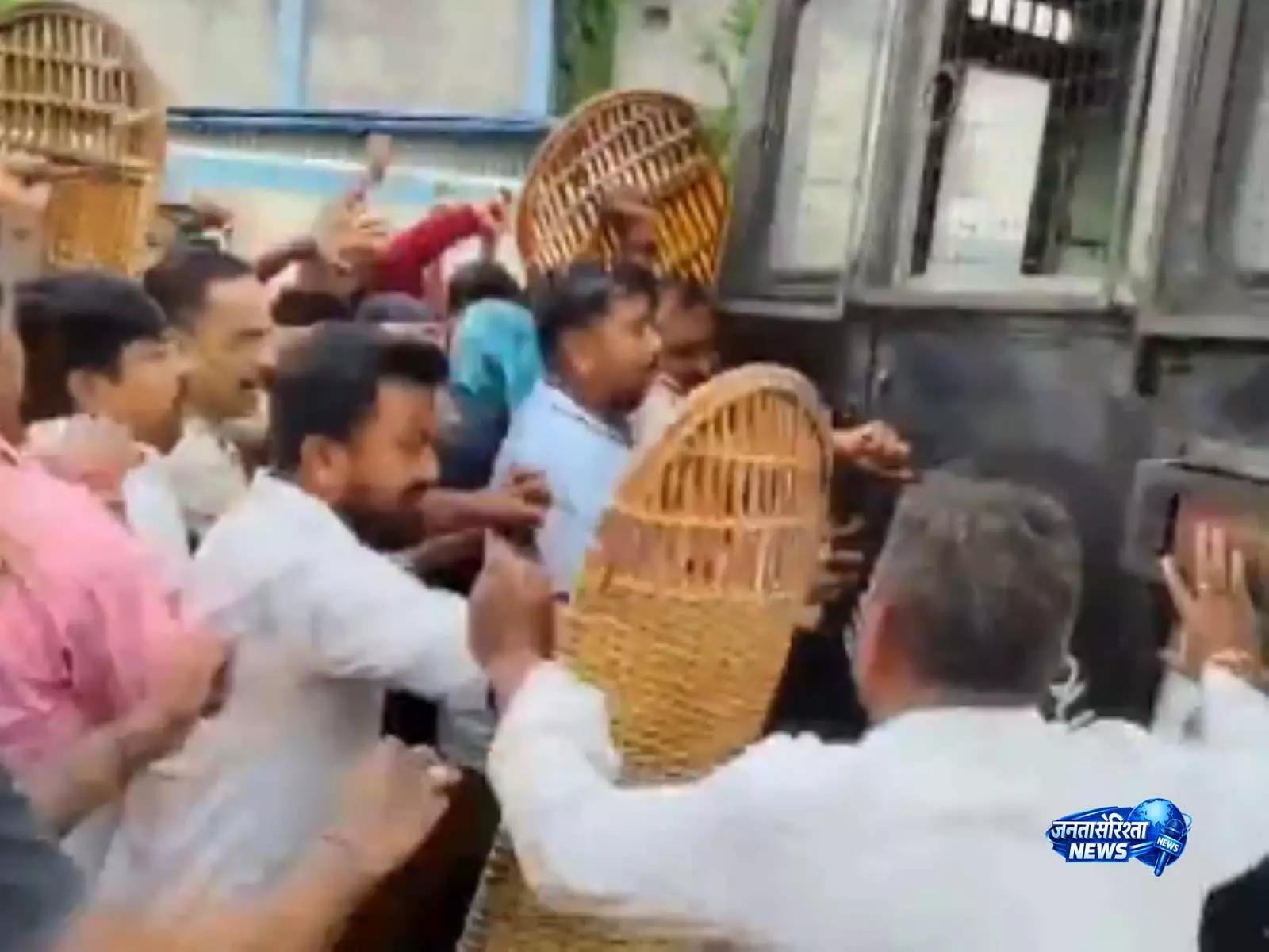 West Bengal: नैहाटी नगरपालिका अध्यक्ष के बेटे को रेप और हत्या के प्रयास के आरोप में गिरफ्तार West Bengal: नैहाटी नगरपालिका अध्यक्ष के बेटे को रेप और हत्या के प्रयास के आरोप में गिरफ्तार