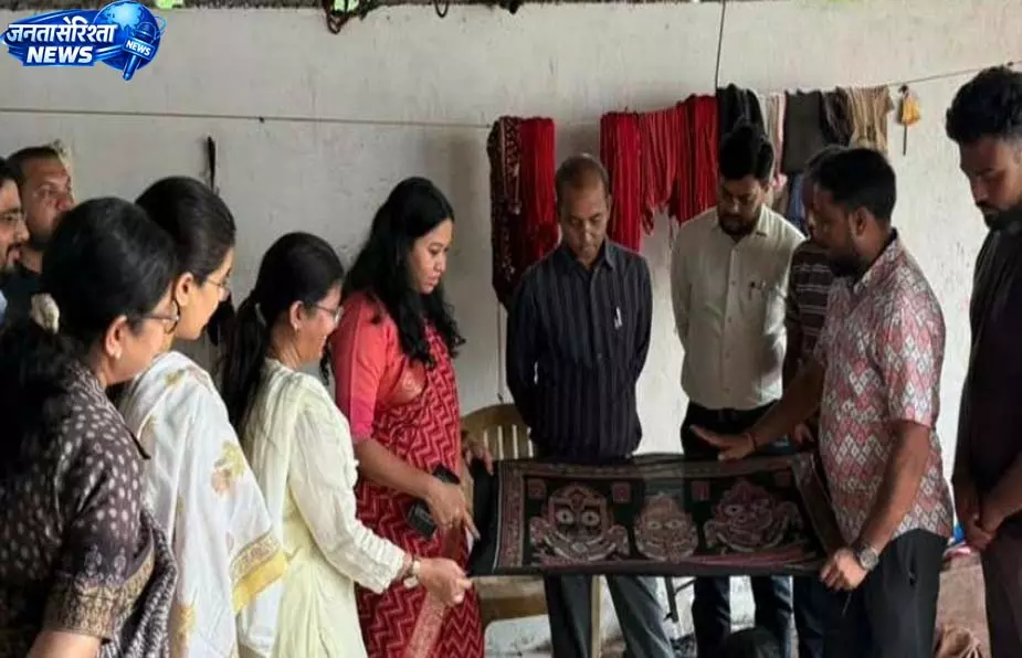 कलेक्टर ने बुनकरों के केंद्र जाकर किया हथकरघा कला को प्रोत्साहन कलेक्टर ने बुनकरों के केंद्र जाकर किया हथकरघा कला को प्रोत्साहन
