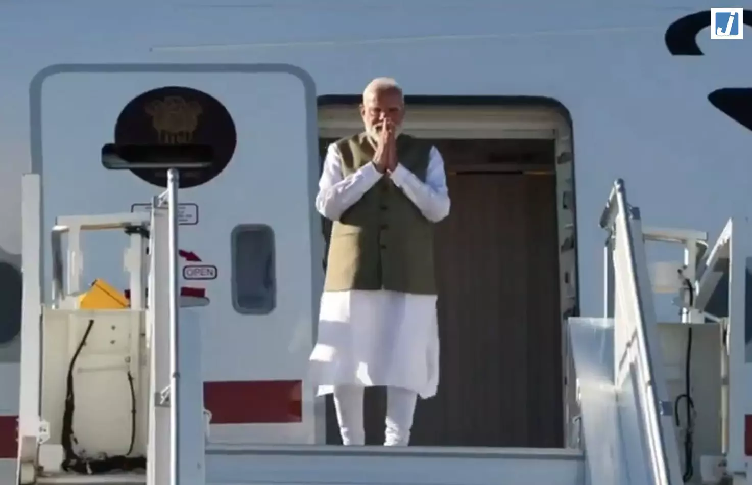 प्रधानमंत्री नरेंद्र मोदी फ्रांस पहुंचे...