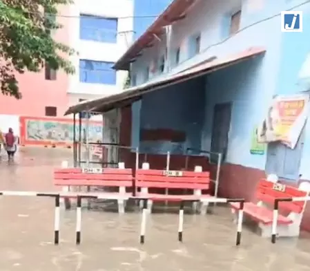 बिहार: एक घंटे की बारिश से सासाराम सदर अस्पताल में भरा पानी, आलोचनाओं का सिलसिला शुरू बिहार: एक घंटे की बारिश से सासाराम सदर अस्पताल में भरा पानी, आलोचनाओं का सिलसिला शुरू