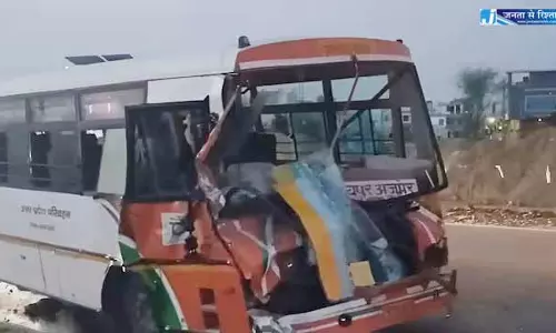 20 यात्री घायल, ट्रक से बस की भिड़ंत 20 यात्री घायल, ट्रक से बस की भिड़ंत