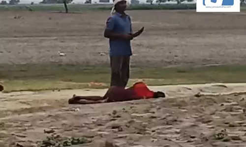 बाप रे! चीखता रहा किसान, देखती रही भीड़...सनकी युवक की इस खौफनाक करतूत से कांपा पूरा इलाका बाप रे! चीखता रहा किसान, देखती रही भीड़...सनकी युवक की इस खौफनाक करतूत से कांपा पूरा इलाका