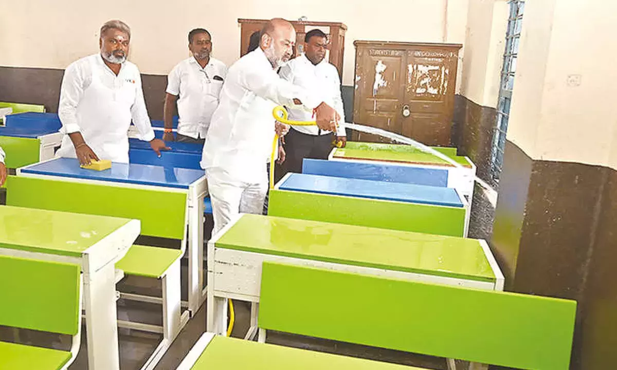 स्वच्छ पाठशाला मिशन शुरू होते ही बंदी ने उठाई झाड़ू स्वच्छ पाठशाला मिशन शुरू होते ही बंदी ने उठाई झाड़ू