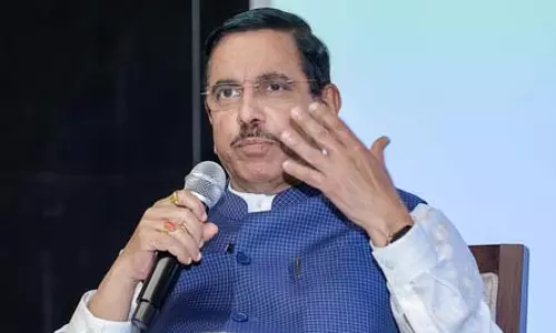 कर्नाटक में कांग्रेस अनावश्यक दहशत फैला रही है: केंद्रीय मंत्री प्रल्हाद जोशी कर्नाटक में कांग्रेस अनावश्यक दहशत फैला रही है: केंद्रीय मंत्री प्रल्हाद जोशी