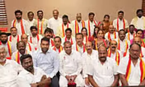 तमिलनाडु में TDP में बड़े राजनीतिक बदलाव, AIADMK और अन्य दलों के कई नेता हुए शामिल तमिलनाडु में TDP में बड़े राजनीतिक बदलाव, AIADMK और अन्य दलों के कई नेता हुए शामिल