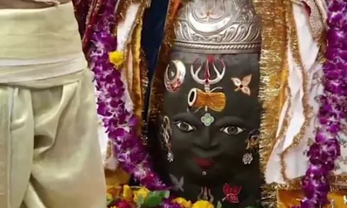 बाबा महाकाल का राजा स्वरूप में किया गया श्रृंगार, भस्म आरती में शामिल हुए हजारों श्रद्धालु बाबा महाकाल का राजा स्वरूप में किया गया श्रृंगार, भस्म आरती में शामिल हुए हजारों श्रद्धालु