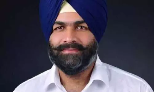 Chandigarh टोरंटो एयरपोर्ट पर रोके जाने का रोमाना का दावा