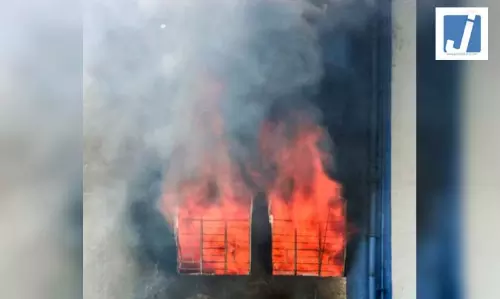 फ्लाईओवर के पास रेस्तरां में लगी आग, बुजुर्ग महिला को सुरक्षित बचाया गया फ्लाईओवर के पास रेस्तरां में लगी आग, बुजुर्ग महिला को सुरक्षित बचाया गया