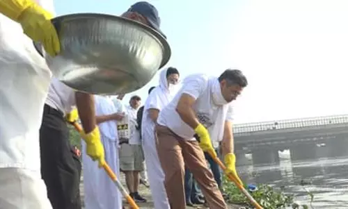 यमुना सफाई अभियान में शामिल हुए मंत्री प्रवेश वर्मा और वीरेंद्र सचदेवा, कहा- यमुना को स्वच्छ बनाने में कोई कसर नहीं छोड़ेंगे यमुना सफाई अभियान में शामिल हुए मंत्री प्रवेश वर्मा और वीरेंद्र सचदेवा, कहा- यमुना को स्वच्छ बनाने में कोई कसर नहीं छोड़ेंगे