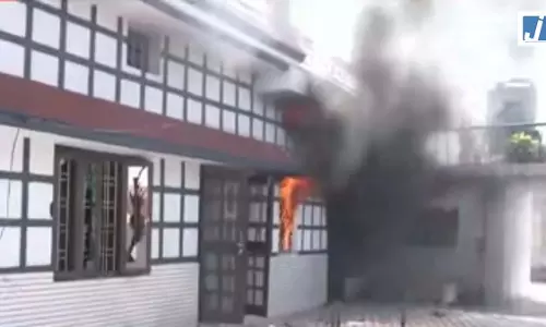हिंदू युवक की हत्या के बाद बवाल, इंटरनेट बंद, गुस्साई भीड़ ने आरोपी के घर में आग लगाई, माहौल तनावपूर्ण हिंदू युवक की हत्या के बाद बवाल, इंटरनेट बंद, गुस्साई भीड़ ने आरोपी के घर में आग लगाई, माहौल तनावपूर्ण