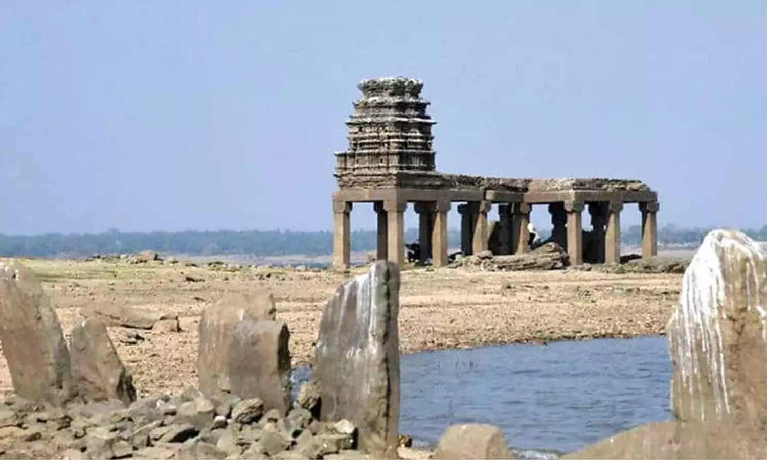 KRS में पानी का स्तर घटने से एक प्राचीन मंदिर सामने आया KRS में पानी का स्तर घटने से एक प्राचीन मंदिर सामने आया