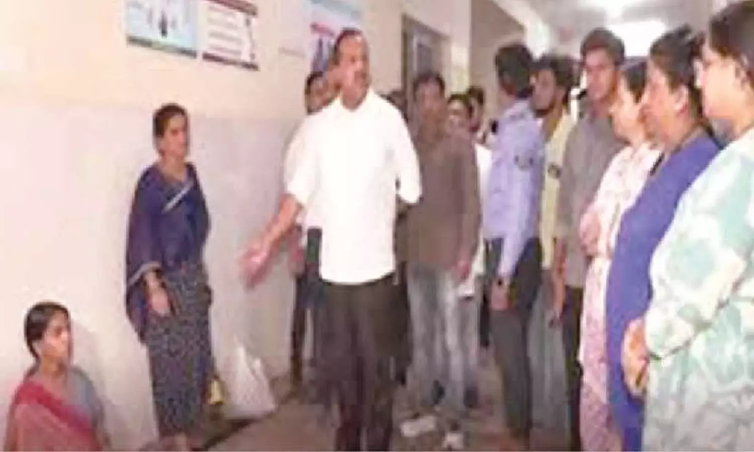 Karnataka: मंत्री के आधी रात के निरीक्षण में सदी पुराने क्रॉफर्ड अस्पताल की कमियां सामने आईं Karnataka: मंत्री के आधी रात के निरीक्षण में सदी पुराने क्रॉफर्ड अस्पताल की कमियां सामने आईं